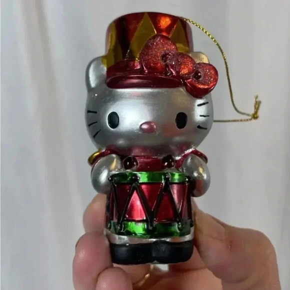 2013 HELLO KITTY WITH DRUM 3-1/4" ORNAMENT~RESIN. Ute Red Green British Army - Picture 2 of 11